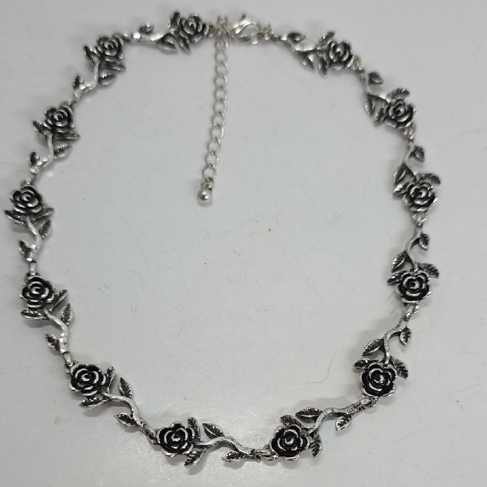 Chic Silver Rose Choker Necklace - Picture 8 of 8